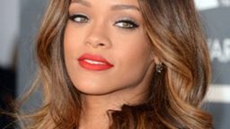 <b>5. </b>Charming Rihanna Sparkles @Grammy Awards Event