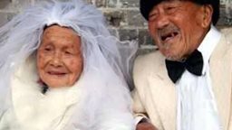 <b>2. </b>معمران يلتقطان صور زفافهما بعد مرور 88 عاما على عقد قرانهما 