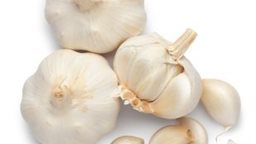 <b>1. </b>How to get rid of the garlic odor from both your mouth and hands?