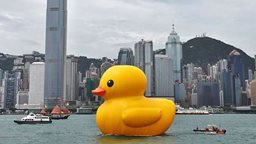 <b>2. </b>بالصور ... بطة مطاطية تجول في المياه اليابانية وتشد اهتمام الناس حول العالم