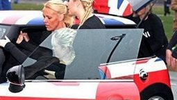 <b>3. </b>بالفيديو...28 فتاة في سيارة ميني كوبر لتسجيل رقم قياسي