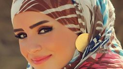 <b>2. </b>Elegant women in Scarf