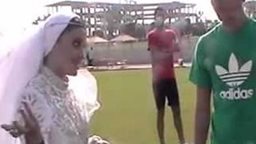 <b>3. </b>بالفيديو...هكذا ركعت لتطلب يده فكانت هذه ردّة فعله
