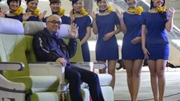 <b>5. </b>مضيفات اليابان بتنانير مثيرة لجذب الركاب