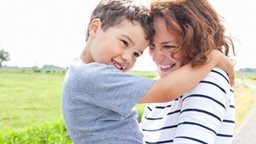 <b>4. </b>5 اشارات تدل على ان طفلك يحبك كثيرا