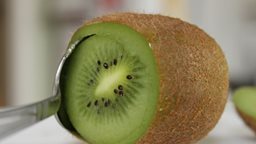 <b>1. </b>3 Easy Steps to Peel a Kiwi