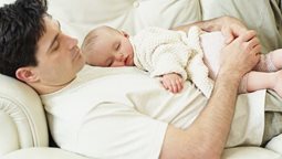<b>2. </b>To let your baby sleep ... Pretend to asleep yourself!