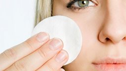 <b>5. </b>Can olive oil help remove makeup?