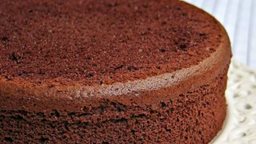 <b>4. </b>An Easy and Perfect Sponge Chocolate Cake Recipe