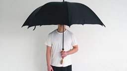 <b>5. </b>هل فتح المظلة في مكان مغلق يجلب النحس والحظ السيء؟