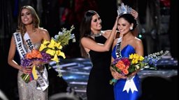 <b>1. </b>غلطة مذيع حولت تتويج ملكة جمال الكون الى كارثة 