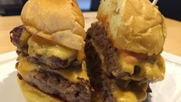 <b>5. </b>Yummy Burger at Burger House Restaurant