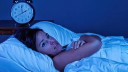 <b>2. </b>هل تستيقظ في منتصف الليل؟ لا تفعل هذين الأمرين إذا كنت تحاول أن تغفو مجددا