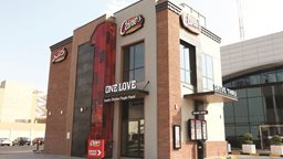 <b>3. </b>سلسلة "ريزينج كينز" الأميركية الشهيرة تفتتح أول مطعم لتلبية طلبات السيارات