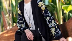 <b>1. </b>ALVINA SUR: حسم 50% على مجموعة الألبسة الشتوية