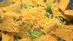 <b>5. </b>وصفة سلطة ناتشوز عصرية بصلصة مميزة