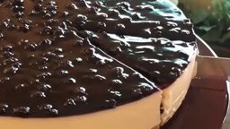<b>1. </b>طريقة عمل تشيز كيك الزبادي اليوناني بنكهة التوت