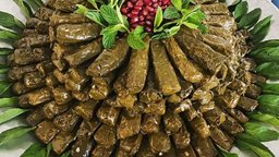 <b>4. </b>أفكار لتقديم وتزيين طبق الورق عنب بالزيت