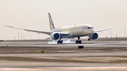 <b>1. </b>Etihad welcomes new Boeing 787-10 Dreamliner