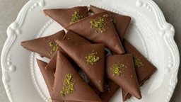 <b>4. </b>حلى سمبوسة البيكان بالشوكولاتة لمحبي الأفكار الجديدة والغريبة