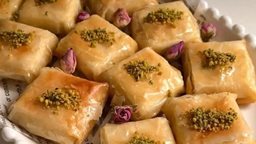 <b>1. </b>حلى بقلاوة جبن سهل ولذيذ بـ 3 مكونات فقط