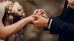 <b>1. </b>نصائح لكل فتاة ترغب بالزواج وتريد جذب الشخص المناسب الى حياتها