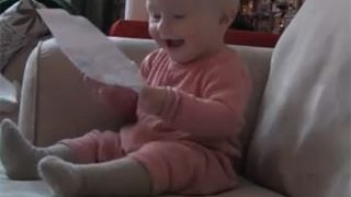 بالفيديو ... ورقة تسببت بنوبة ضحك لطفل صغير
