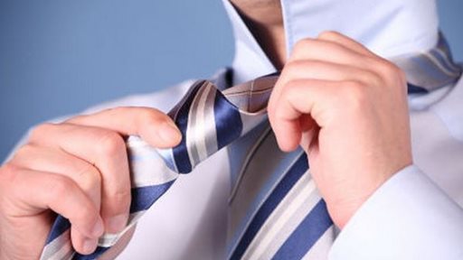 كيف نربط ربطة العنق الكلاسيكية بالشكل الصحيح؟