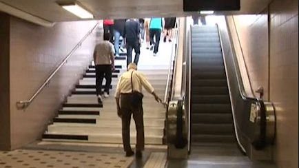 كيف تجعل الناس يغيرون عاداتهم بطريقة مرحة؟