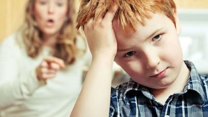 التوبيخ بصوت عالٍ والصراخ على الأطفال يسبب لهم الكآبة