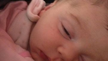 هل نوم الطفل وعيناه مفتوحتان امر طبيعي؟