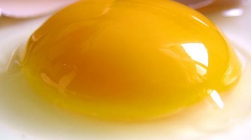 هل البيض النيء صحي اكثر من البيض المطبوخ؟