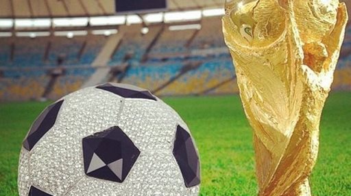 احلام تعد المنتخب الجزائري بكرة ماسية