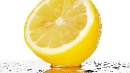 تعرفي على وصفة الحامض الفعالة لازالة الاسوداد تحت الإبط