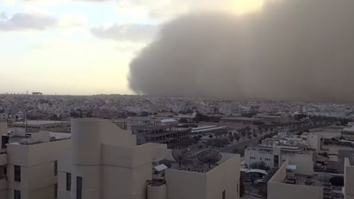 شاهد عاصفة الغبار قادمة كالغيمة فوق الكويت عصر يوم الجمعة ٢٠ فبراير ٢٠١٥