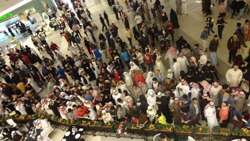Video ... Prince Fazza's visit to the Avenues causes a huge crowd