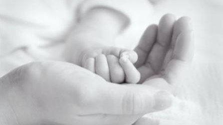 أحن الى خبز أمي ... وقهوة أمي ... ولمسة أمي