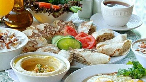 بوفيه الفطور في مطعم قصر النخيل اللبناني