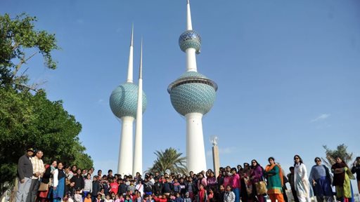 "أولى للوقود" تشارك في حملة تنظيف شاطئ أبراج الكويت