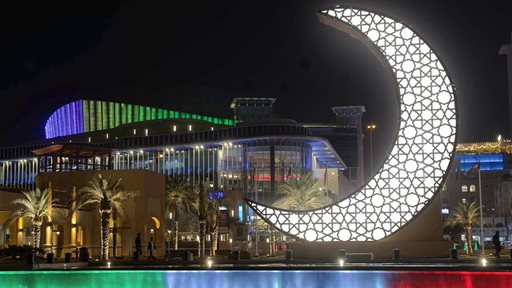 الكويت تدخل موسوعة غينيس بأكبر هلال رمضان مضيء في العالم
