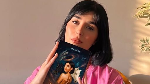 ما القصة وراء كتاب زينة مكي الأول "الثقب الأسود"؟