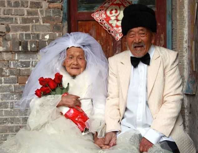 معمران يلتقطان صور زفافهما بعد مرور 88 عاما على عقد قرانهما 