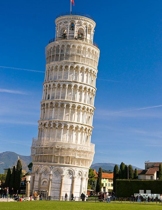 هل سقط أحدا في يوم من الأيام من برج بيزا المائل في ايطاليا؟