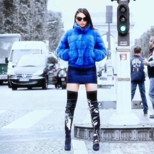 هيفاء وهبي تعانق البرد في شوارع باريس