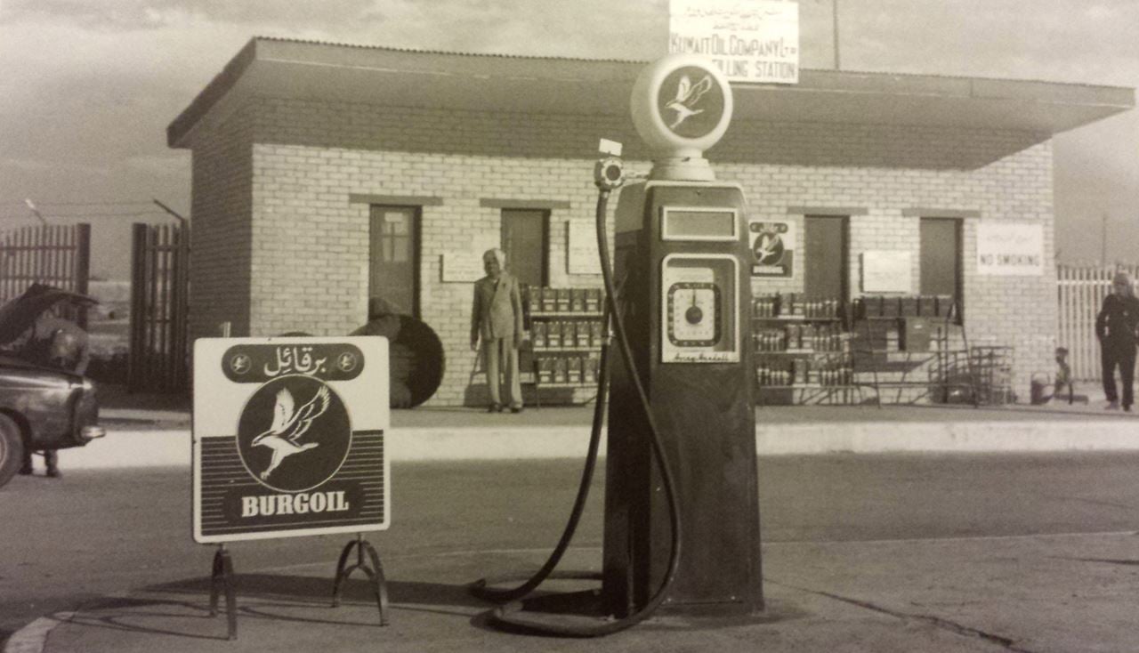 لقطة نادرة لمحطة وقود في الكويت فترة الاربعينيات