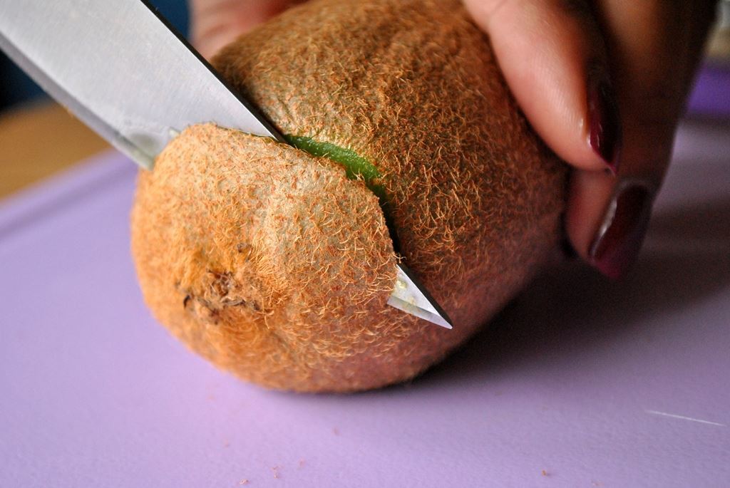 3 Easy Steps to Peel a Kiwi