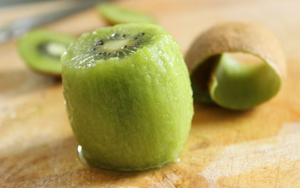 3 Easy Steps to Peel a Kiwi