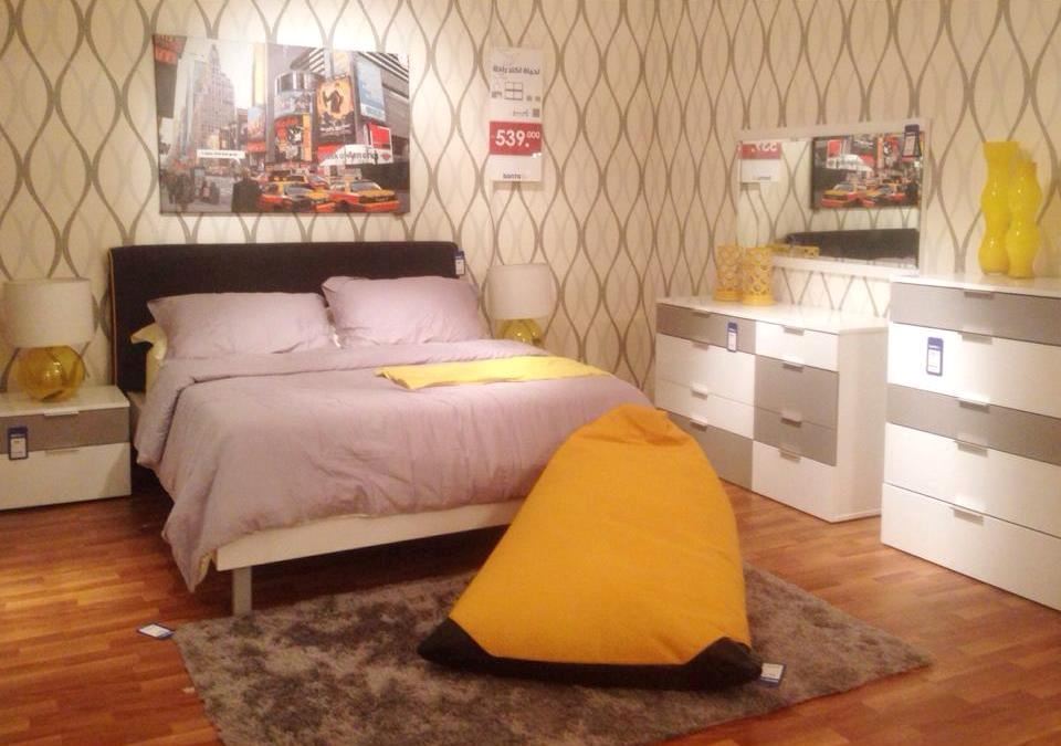 غرفة نوم تتكون من: (سرير + خزانة ملابس + طاولتين جانبيتين للسرير + تسريحة + خزانة أدراج) = 539 دك