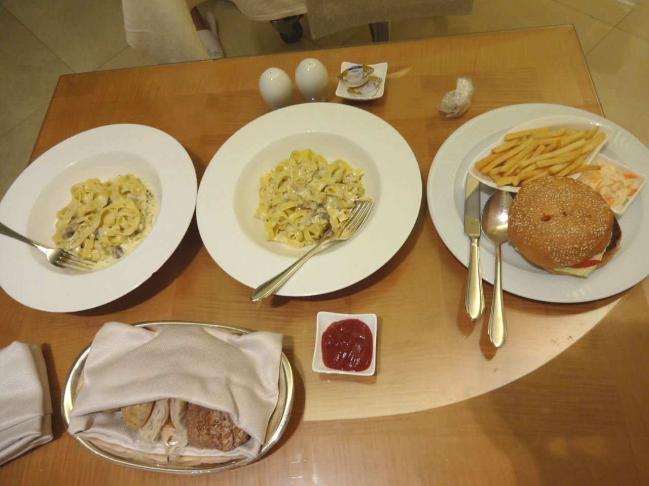 عشاء من قائمة خدمة الغرف في فندق المارينا