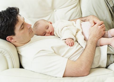 To let your baby sleep ... Pretend to asleep yourself!